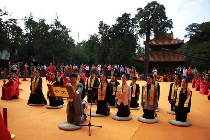 張晉導(dǎo)師帶著千位教育人和智慧父母在孔廟大成殿祭拜至圣先師孔子