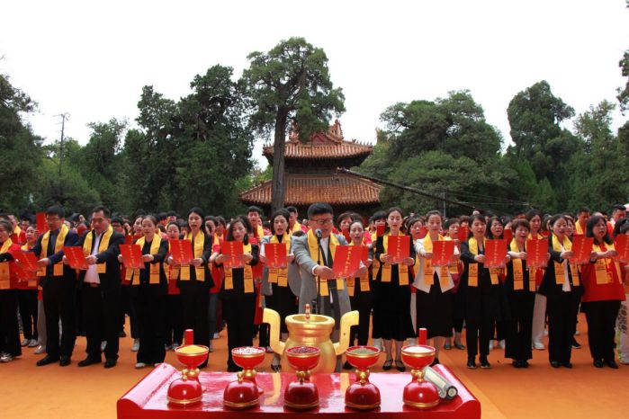 在曲阜孔廟大成殿前共同見(jiàn)證愛(ài)能演講家結(jié)義團(tuán)結(jié)義結(jié)拜