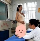 女老師穿“孕婦裝”上課被舉報，家長：薄如蟬翼，孩